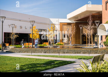 Dezember 7, 2017 in Palo Alto/CA/USA - eine wunderschöne Landschaft am upscale open air Stanford Shopping Mall, in der Bucht von San Francisco, Kalifornien Stockfoto