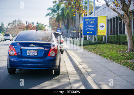 Dezember 9, 2017 East Palo Alto/CA/USA - Autos warten auf dem IKEA-Parkplatz zu geben; Willkommen bei IKEA unterzeichnen und store Stunden angezeigt, an der Stockfoto