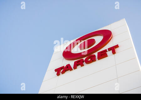 Dezember 14, 2017 Sunnyvale/CA/USA-Target-Logo auf dem lokalen Speicher Fassade Stockfoto