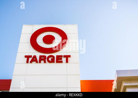 Dezember 14, 2017 Sunnyvale/CA/USA-Target-Logo auf dem lokalen Speicher Fassade Stockfoto