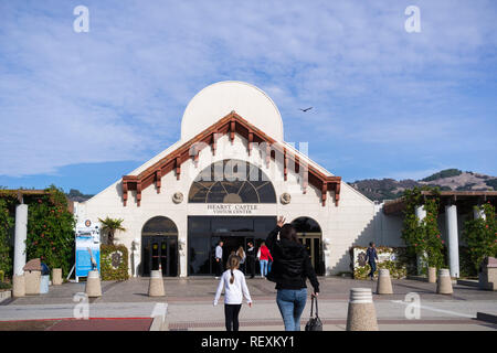 Dezember 23, 2017, San Simeon/CA/USA - Menschen auf dem Weg zum Hearst Castle Besucherzentrum Stockfoto