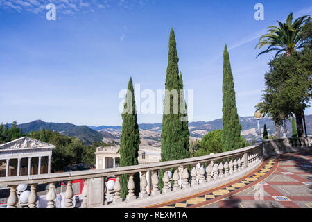 Dezember 23, 2017, San Simeon/CA/USA - Terrasse mit Blick auf die umliegenden Hügel und Täler, Hearst Castle Stockfoto