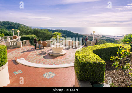 Dezember 23, 2017, San Simeon/CA/USA - Menschen Fotos nehmen auf der Terrasse Richtung Süden an Hearst Castle Stockfoto