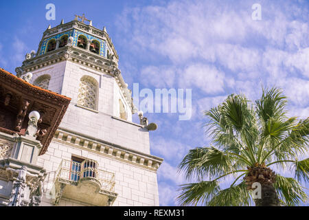 Dezember 23, 2017, San Simeon/CA/USA - bis auf einen der Türme von Casa Grande, Hearst Castle Stockfoto