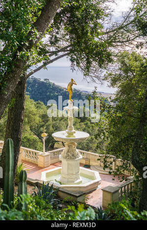 Dezember 23, 2017, San Simeon/CA/USA - Wasser Brunnen vor der Casa Del Mar, Hearst Castle; Pazifik Küste im Hintergrund Stockfoto
