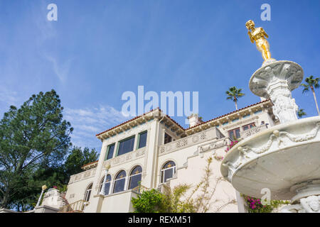 Dezember 23, 2017, San Simeon/CA/USA - Fassade der Casa del Mar, einem der Cottages, Gäste zu beherbergen, Hearst Castle Stockfoto