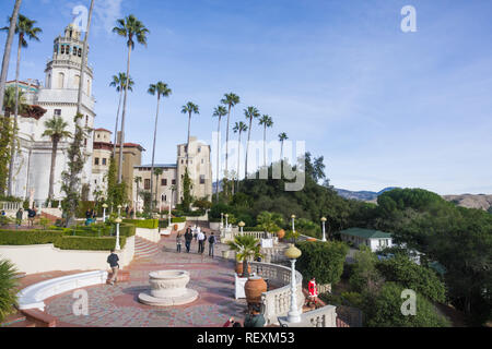 Dezember 23, 2017, San Simeon/CA/USA - Menschen die Erkundung der südlichen Terrasse an Hearst Castle Stockfoto