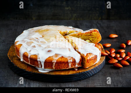 Kuchen mit Mandeln und Zucker Glasur Stockfoto