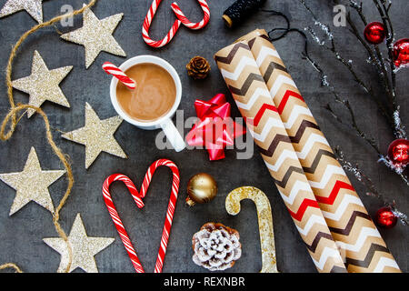 Vorbereitung für das Neue Jahr Urlaub. Flachbild-lay von heißer Schokolade und Weihnachtsschmuck. Weihnachten festliche Stimmung Stockfoto