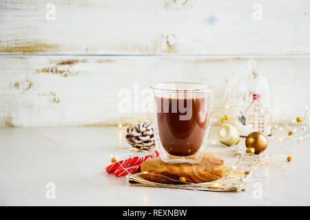 Weihnachtsschmuck Hintergrund mit heißem chocoate. Weihnachten festliche Stimmung Stockfoto