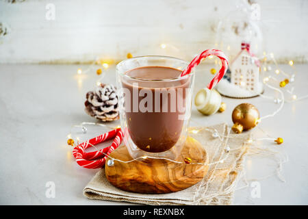 Hot chocoate und Weihnachtsschmuck Hintergrund. Weihnachten festliche Stimmung Stockfoto