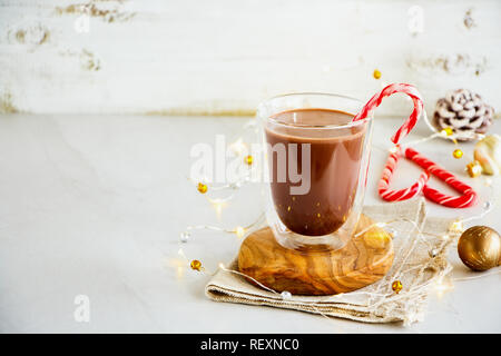 Heiße Tasse chocoate und Weihnachtsschmuck Hintergrund. Weihnachten festliche Stimmung Stockfoto