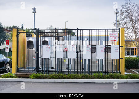 Januar 15, 2018 Gilroy/CA/USA - Hohe Spannung an der Tesla Kompressor Station in South San Francisco Bay Area entfernt Stockfoto