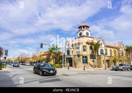 Januar 15, 2018 Gilroy/CA/USA - Das Alte Rathaus Gebäude im Zentrum der Stadt, die derzeit ein Restaurant Stockfoto