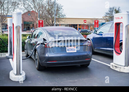 Januar 15, 2018 Gilroy/CA/USA - Der neue Tesla Modell 3 gestoppt bei einem Kompressor Station in South San Francisco Bay Area. Stockfoto