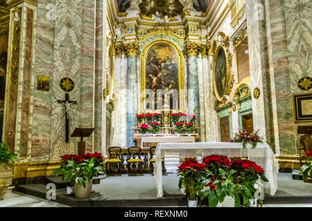 Rom, Italien, 2. JANUAR 2019: Licht ist aufschlussreich Interieur der Kirche Stockfoto