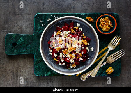 Flach von frisch gerösteten Rote-Bete-Salat mit Nussbaum und Feta Käse Stockfoto