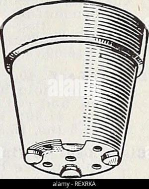 . Dreer der Großhandel Katalog für Floristen: Herbst 1938 Edition. Die Glühbirnen (Pflanzen) Kataloge; Gemüse; Blumen Samen Samen Kataloge Kataloge; Baumschulen (Gartenbau) Kataloge; Gartengeräte und Zubehör Kataloge. Glühbirne oder Lily Pan "Belüftet" Cyclamen Töpfe Die fünf Löcher in den unteren vier Mal so viel Entwässerung als Standard Topf geben, während die Füße ein freier Durchgang von Luft verhindert, dass das Säuern der Wurzeln ermöglichen. Recom - Geflickt für Cy-clamen. Polnset - tla. Begonien, Primel, etc. Abmessungen Ähnlich standard Töpfe." $ 0 45. 4 4% 6 6 7 8 D 9 Z 100 1000! 0 45 2 $ 40 $ 18 90 50 Stockfoto