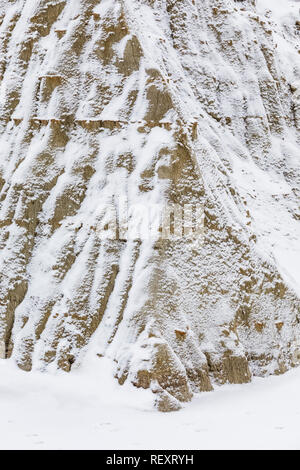 Erosional Formationen der sedimentären Felsen und Ton auf einem verschneiten Novembertag im Süden von Theodore Roosevelt National Park, North Dakota, USA Stockfoto