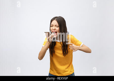 Porträt einer wütenden asiatische Frau Gespräch am Handy auf weißem Hintergrund Stockfoto