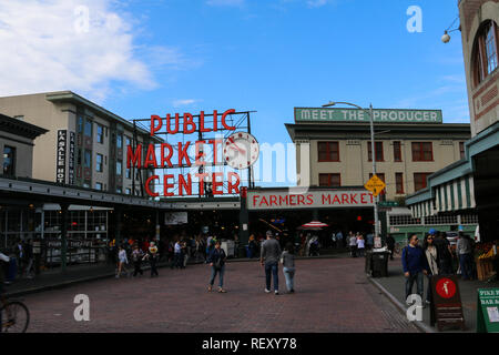 Ikonische Zeichen und Eingang zum Pike Place Market in Seattle, Washington, an einem sonnigen Tag mit blauen Himmel und Wolken, Käufer vorbei Stockfoto