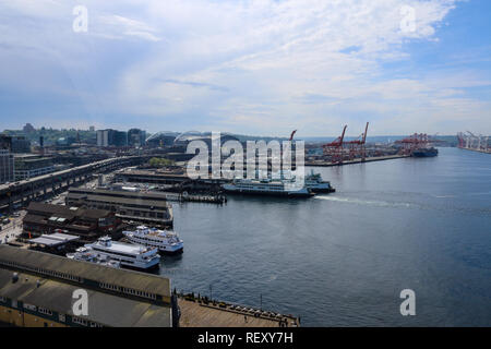 Seattle Puget Sound Hafen marine Landschaft Luftaufnahme auf einem Sonnig Leicht bewölkt Tag mit Kreuzfahrtschiffen angedockt und die Reihen der Ports im Hintergrund, sta Stockfoto