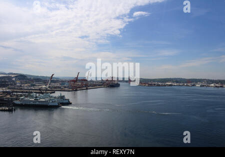 Seattle Puget Sound Hafen marine Landschaft Luftaufnahme auf einem Sonnig Leicht bewölkt Tag mit zwei Kreuzfahrtschiffe angedockt und die Reihen der Ports im Hintergrund Stockfoto