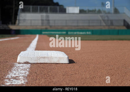 Baseball Feld 1. Base mit frischem Gras und Kreide Linien Stockfoto