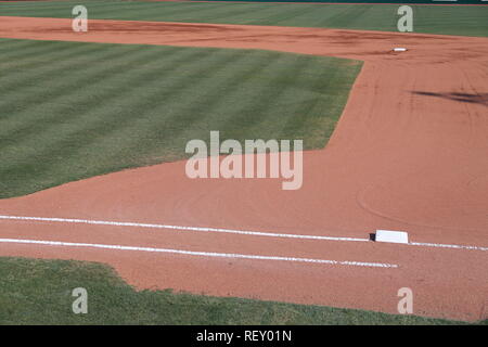 Baseball infield First Base mit frischem Gras, Schmutz und Base Linien Stockfoto