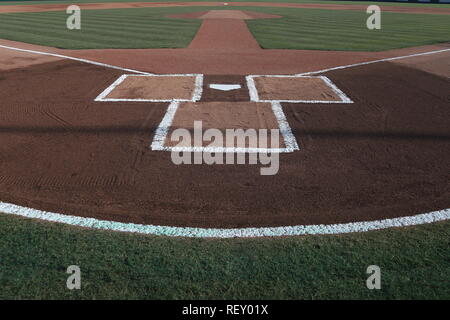 Baseball Home Plate Batters Box mit frischen Kreide Linien Stockfoto