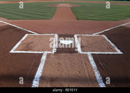 Baseball Home Plate Batters Box mit frischen Kreide Linien Stockfoto