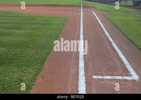 Baseball Feld 1. base coaches Box mit frischem Gras und Kreide Linien Stockfoto