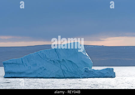 Eisberg in der Dämmerung in der Nähe von Cape Dyer auf Baffin Island in der Hohen Arktis von Nunvut, Kanada Stockfoto