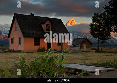 WY 02890-00 ... WYOMING - Das rosa Haus, ein altes Bauernhaus auf Mormon Zeile bei Sonnenaufgang im Grand Teton National Park. Stockfoto