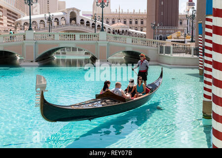 Las Vegas, Nevada, USA - September 1, 2017: Touristen genießen die Fahrt in der Gondel am Grand Canal im Venetian Resort Hotel und Casino. Dieses luxuriöse Hot Stockfoto