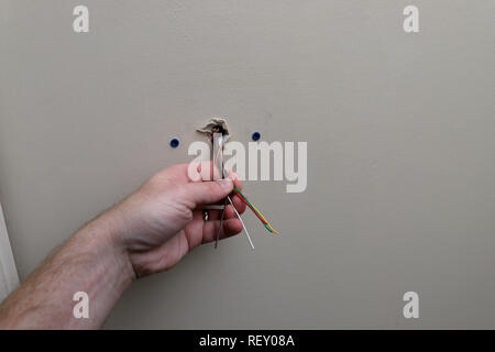 Hand Control Kabel für thermsotat mit einem HKL Einheit verwendet, aus der Wand während der Installation Stockfoto