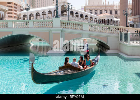 Las Vegas, Nevada, USA - September 1, 2017: Touristen genießen die Fahrt in der Gondel am Grand Canal im Venetian Resort Hotel und Casino. Dieses luxuriöse Hot Stockfoto