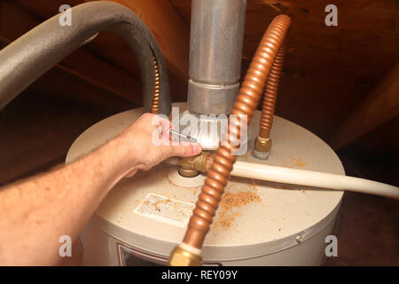 Wasser Heizung - hand Pressemitteilungen T&P Sicherheitsventil auf einem Home Wasser Heizung Stockfoto