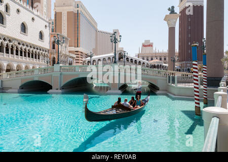 Las Vegas, Nevada, USA - September 1, 2017: Touristen genießen die Fahrt in der Gondel am Grand Canal, der von der Bridge im Venetian Resort Hotel und Casino. T Stockfoto