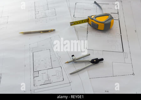 Messwerkzeug und Teiler oder Kompasse auf Blueprint, architektonische Konzept Stockfoto