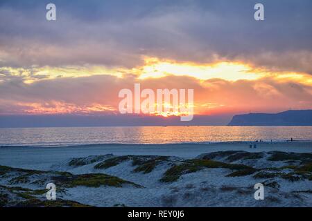 Coronado Beach in San Diego durch das historische Hotel Del Coronado, bei Sonnenuntergang mit einzigartigen Strand Sand Dünen, panorama Blick auf den Pazifischen Ozean, Silhouette Stockfoto