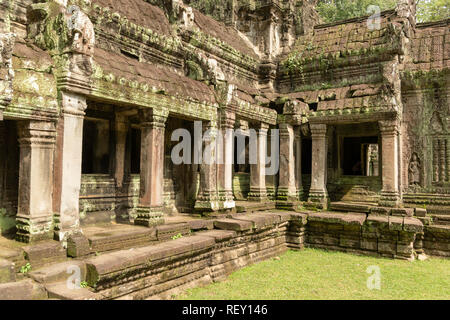 Tempel Kolonnade mit Flechten mit Rasen bedeckt Stockfoto