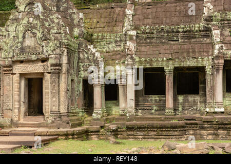 Tempel Kolonnade mit Flechten bedeckt durch die Tür Stockfoto