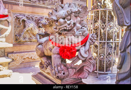 Die landschaftlich schöne steinerne Statue des Chinesischen Guardian Löwe, auch Foo Hund oder Chinthe vor der Kheng Hock Keong Tempel, Yangon, Myanmar genannt. Stockfoto