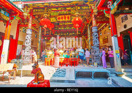 YANGON, MYANMAR - 17. FEBRUAR 2018: reich verzierten Inneneinrichtung der Kheng Hock Keong Tempel mit roten Laternen, verzierten Säulen, große goldene Vasen für in Stockfoto