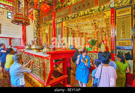 YANGON, MYANMAR - Februar 17, 2018: Die zahlreichen Anhänger an der reich verzierten Altar der ältesten Stadt Kheng Hock Keong (Qingfu) Tempel der Göttin M Stockfoto