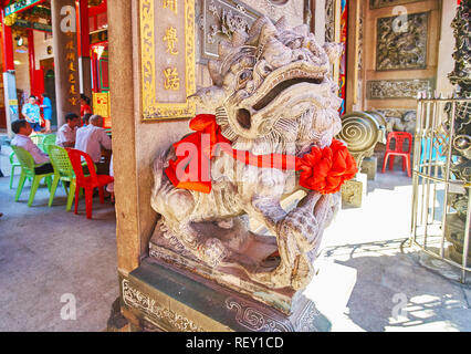 YANGON, MYANMAR - 17. FEBRUAR 2018: Die szenische Skulptur von Imperial guardian Lion (chinthe), auch namens "foo" Hund in der westlichen Kultur, von Vorne Stockfoto