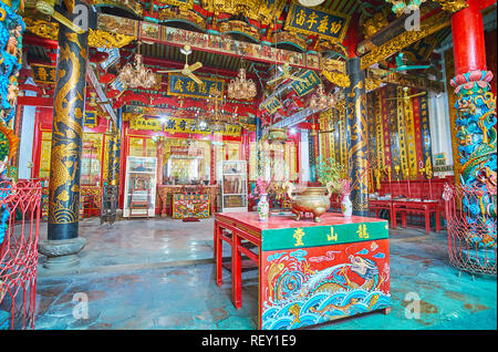 YANGON, MYANMAR - Februar 17, 2018: Das Gebet Halle des alten Long Shan Tang Clan Tempel mit reich geschnitzten und bemalten Dekorationen, am 17. Februar in Stockfoto