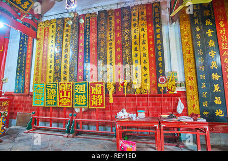 YANGON, MYANMAR - 17. FEBRUAR 2018: Die bunten Blättern Boards mit Chinesischen kalligraphischen Inschriften in Langen Shan Tang Clan Tempel, am 17. Februar i Stockfoto