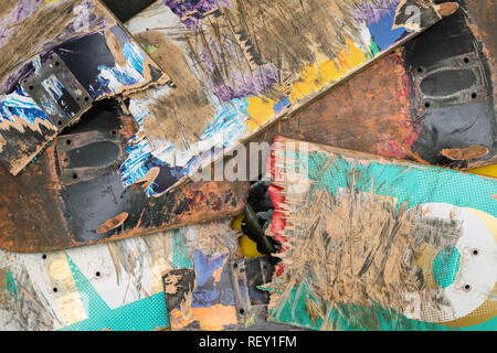 Gebrochene bunte skateboard Decks übereinander gestapelt, skateboard Recycling Stockfoto